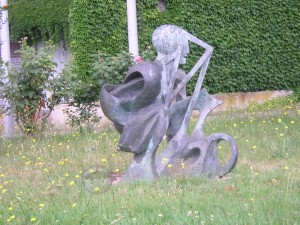 Monumento alla resistenza, di fronte al palazzo del Comune 