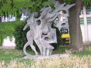 Monumento alla resistenza, di fronte al palazzo del Comune 