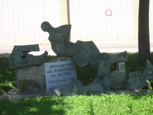 Monumento alla resistenza, di fronte al palazzo del Comune 
