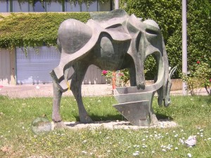 Monumento alla resistenza, di fronte al palazzo del Comune 