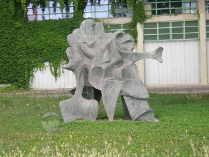 Monumento alla resistenza, di fronte al palazzo del Comune 