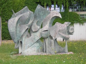 Monumento alla resistenza, di fronte al palazzo del Comune 