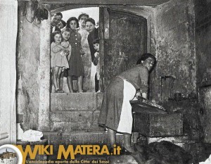 Donna che lava la biancheria nei Sassi di Matera 
