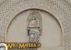 statua_madonna_su_portone_centrale_cattedrale_di_matera