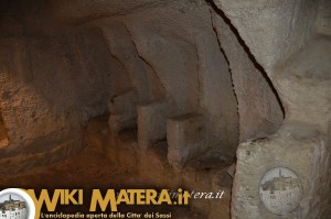 Sedili ricavati nella roccia cripta Chiesa rupestre di San Pietro Barisano   