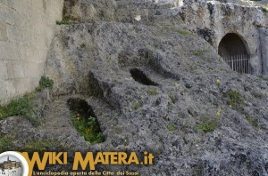Tombe scavate nella roccia accanto la chiesa rupestre di Santa Barbara