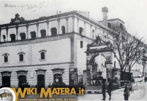 Antica, Convento di Santa Chiara e Fontana Ferdinandea in piazza Vittorio Veneto