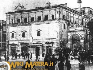 Antica, Convento di Santa Chiara e Fontana Ferdinandea in piazza Vittorio Veneto 