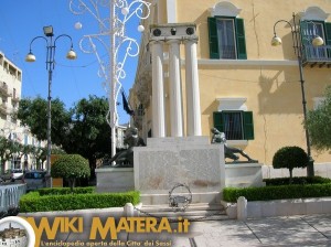 Seconda e definitiva collocazione del Monumento ai Caduti della Prima Guerra Mondiale in Piazza Vittorio Veneto - Matera