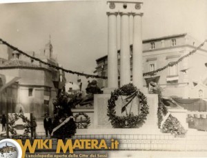 Prima collocazione del Monumento ai Caduti della Prima Guerra Mondiale in Piazza Vittorio Veneto - Matera