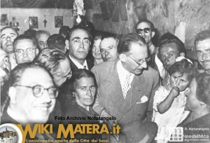 Alcide De Gasperi in visita in una casa dei Sassi